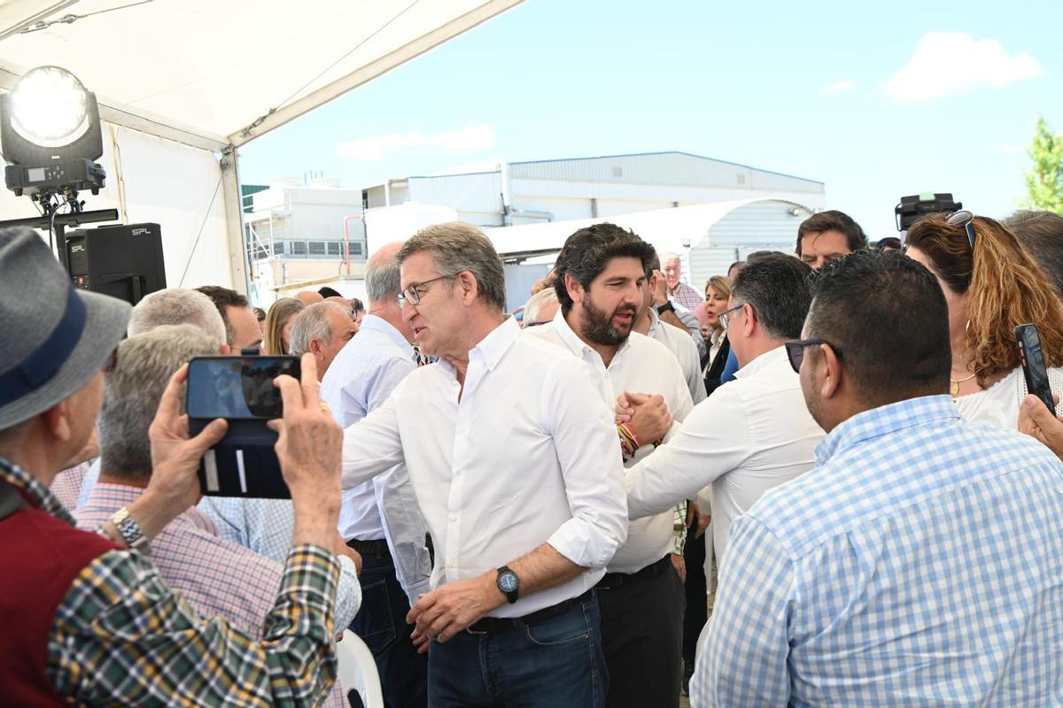 Núñez Feijóo y López Miras, llegando al acto.