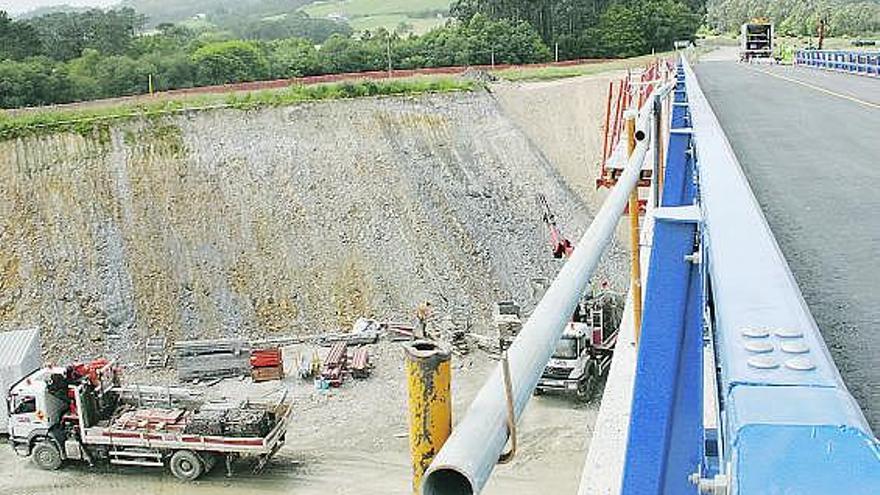 El puente que restablece el tráfico en la carretera FR-2 sobre las obras de la Autovía.