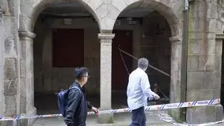 Desprendimiento en los soportales de un edificio de la Rúa Nova, en pleno casco histórico de Santiago