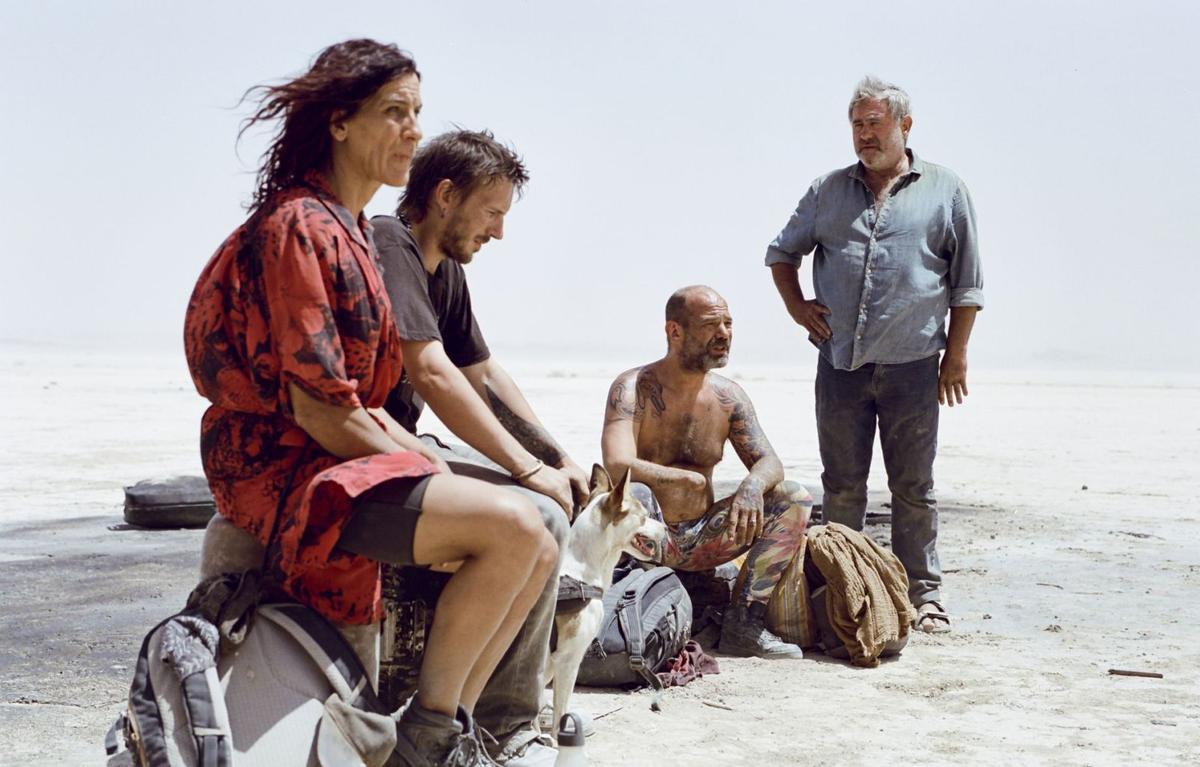 Sergi López (derecha), con otros tres actores, en una escena de ‘Sirat’, del coruñés Oliver Laxe. | El Deseo