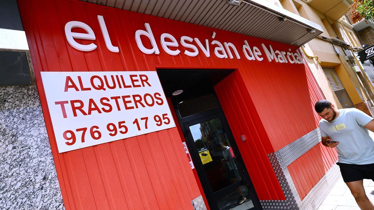 Un local reconvertido en trasteros en la calle Marcial de Zaragoza.