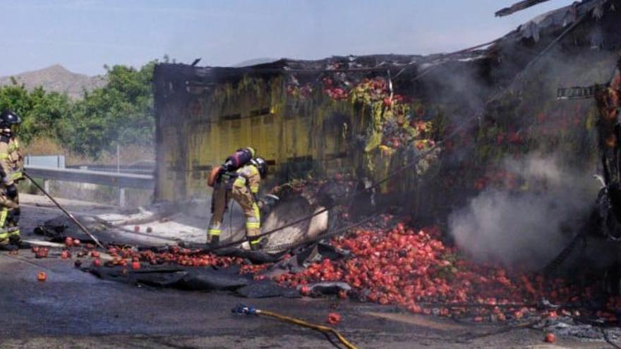 Arde un camión cargado de pimientos en la RM-19 dirección San Javier