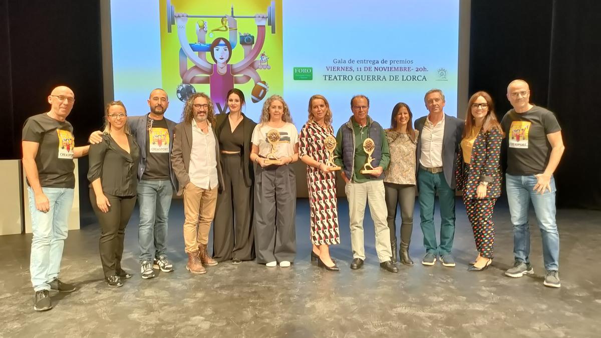 Los galardonados en la quinta edición de Creasport posaban, en foto de familia, al finalizar la gala junto a la edil de Deportes, Irene Jódar Pérez, y los organizadores.