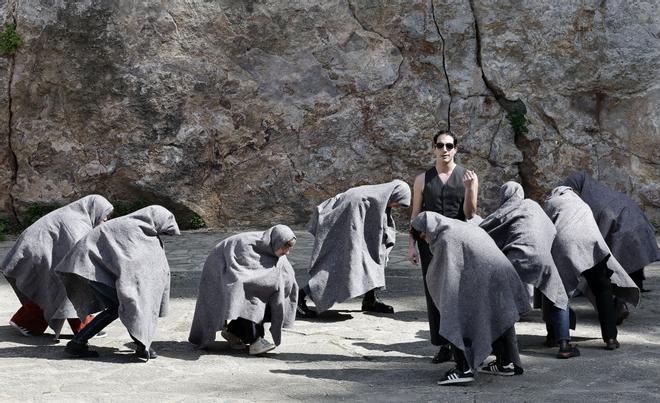 Marta Pazos dirige 'L'Òpera de tres rals' de Brecht en el Teatre Grec, una producción para celebrar los 50 años del festival