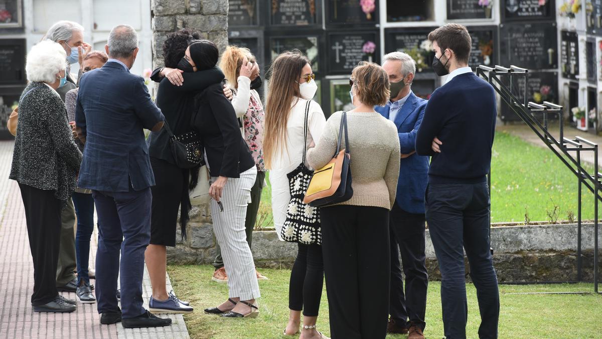 Menchu Álvarez del Valle descansa ya en Ribadesella, tras un íntimo funeral