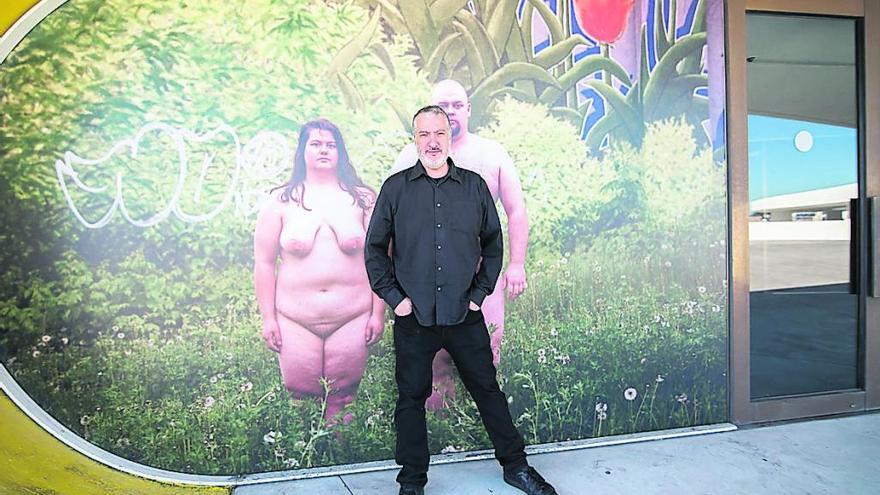 Spencer Tunick, junto a una de sus fotografías expuestas en el Centro Niemeyer de Avilés.