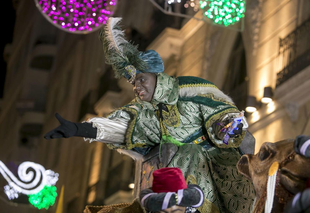 Los Reyes Magos reparten ilusión por la ciudad de Alicante.