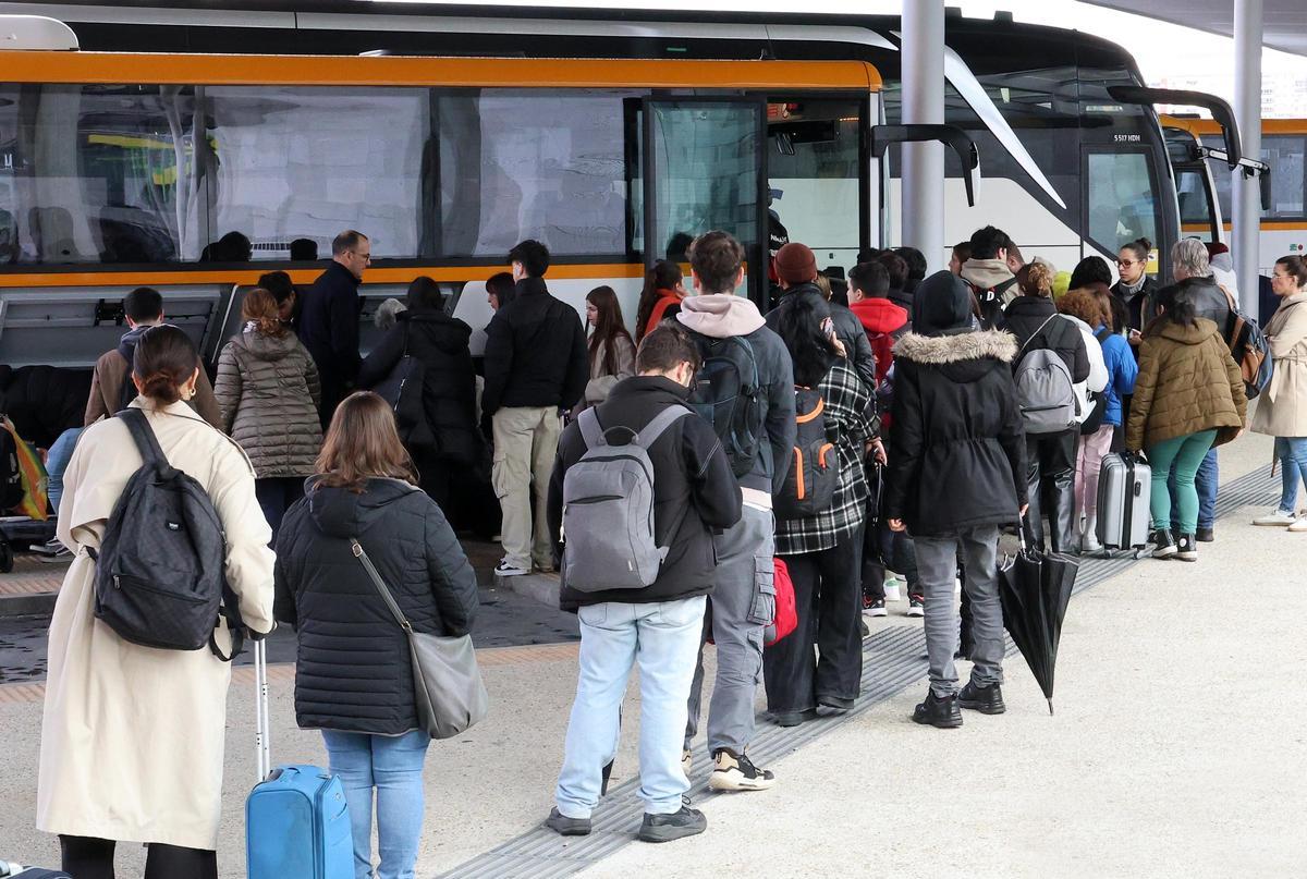 Viajeros haciendo cola para un autobús en la intermodal de Urzáiz durante la jornada de huelga