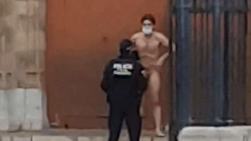 El vídeo viral de un hombre desnudo este viernes en la Plaza Mayor de Castellón.