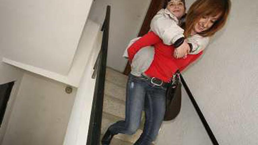Lidia con su madre en la escalera.