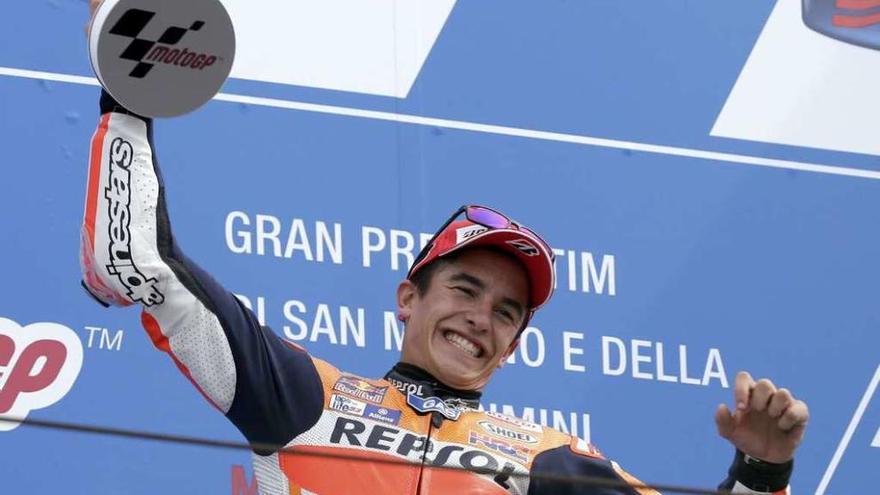 Márquez celebra en el podio su victoria en el Gran Premio de San Marino.