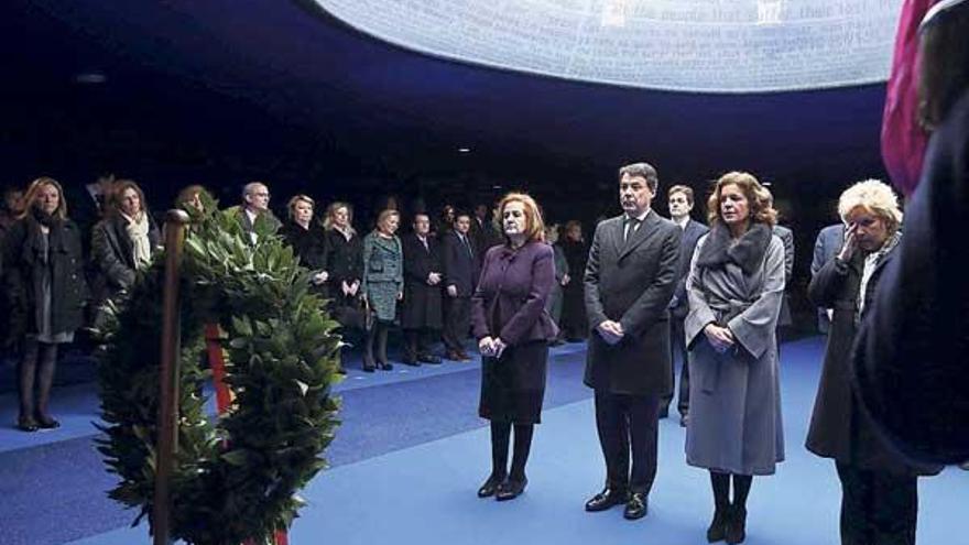 El presidente y la alcaldesa de Madrid, Ignacio González y Ana Botella (2º y 3ª, iz.), durante el homenaje de la AVT en Atocha. // Efe