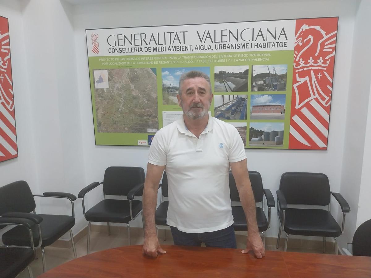 Gabriel Mateos-Aparicio, en la sede de la comunidad del Riu d’Alcoi.