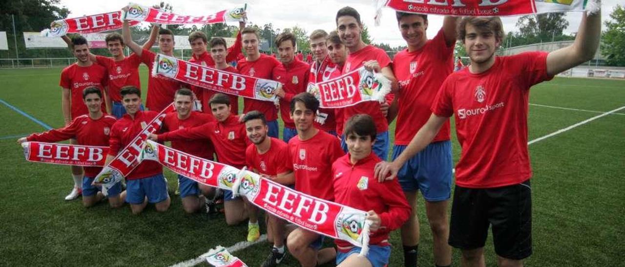 Los juveniles de la Escola Estrada defienden el 0-2 firmado en el campo del Imperator. // Bernabé/Luismy