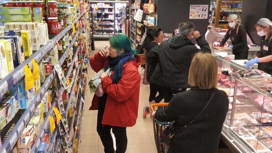 Clients en un supermercat del Passeig Pere III.