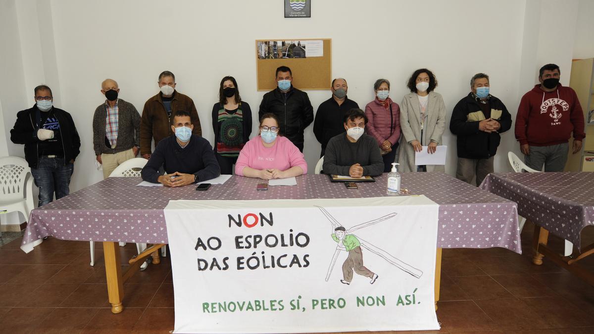 Miembros de la plataforma de personas afectadas por los éolicos en Cruces, ayer, en San Pedro de Losón.//Bernabé/Javier Lalín