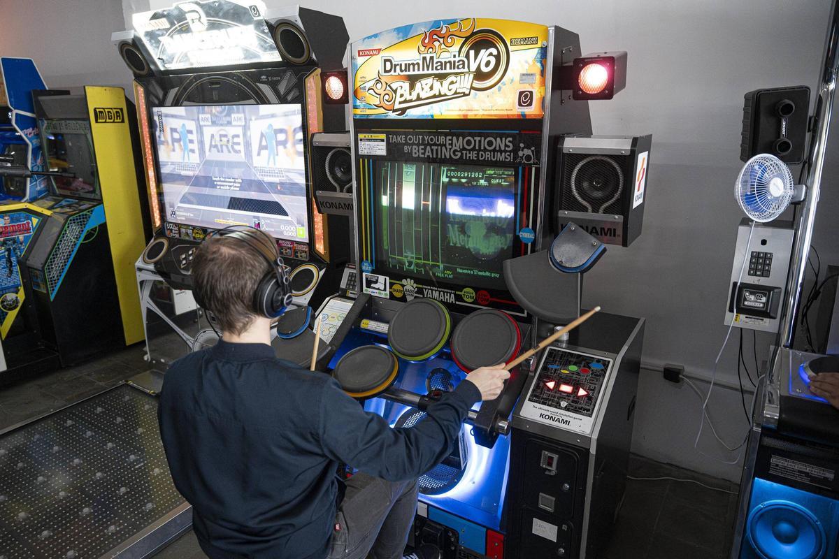 Así es la nueva sede de la asociación ARCADE en Esplugues: con 120 recreativas y medio centenar de pinballs