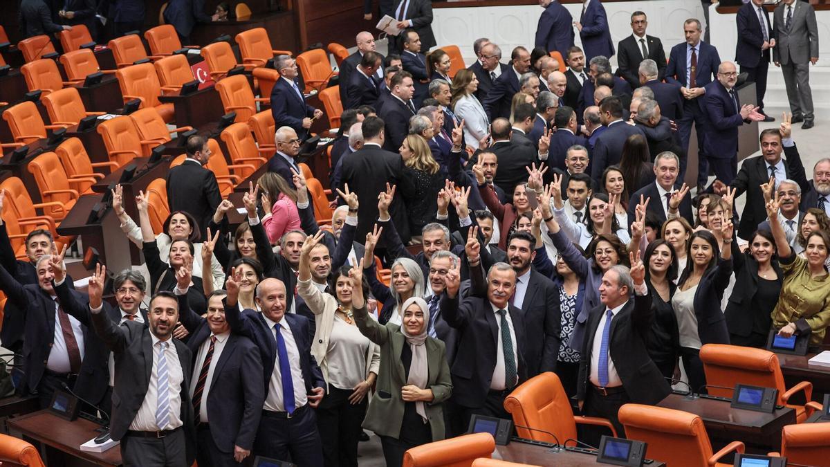 Turquía aprueba una ley de amnistía histórica para el PKK, en el primer paso legal en el proceso de paz con la guerrilla