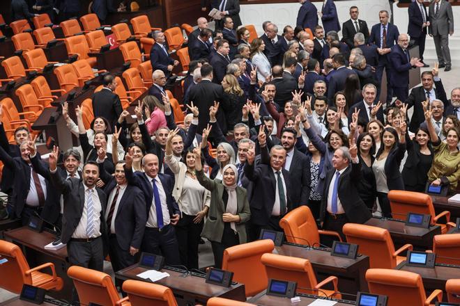 Turquía aprueba una ley de amnistía histórica para el PKK, en el primer paso legal en el proceso de paz con la guerrilla