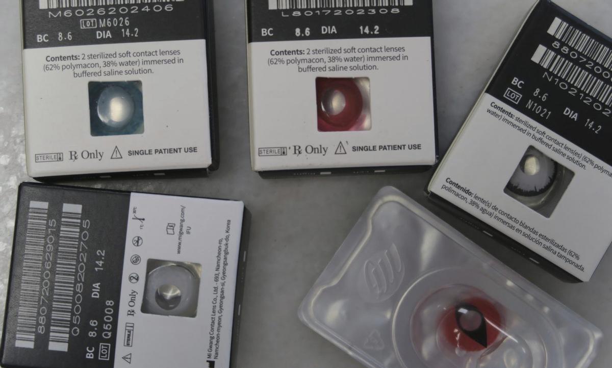 Varias lentillas de fantasía en sus respectivas cajas.