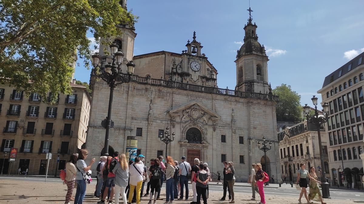 Turistas en Bilbao durante el pasado verano.