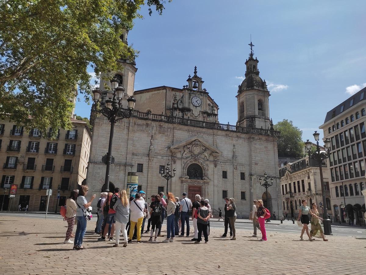 Turistas en Bilbao durante el pasado verano.