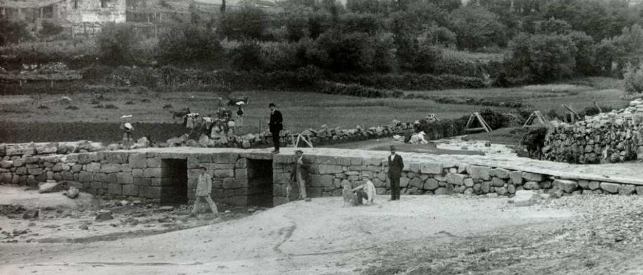 Foto antiga de Meira, coa igrexa ó fondo, no ano 1914. // Asociación Cultural Nós