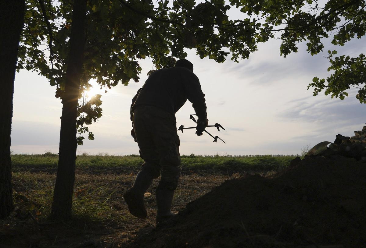 Un operador de drones del ejército ucraniano, en un punto del frente de la guerra con Rusia. Un operador de drones del ejército ucraniano, en un punto del frente de la guerra con Rusia.