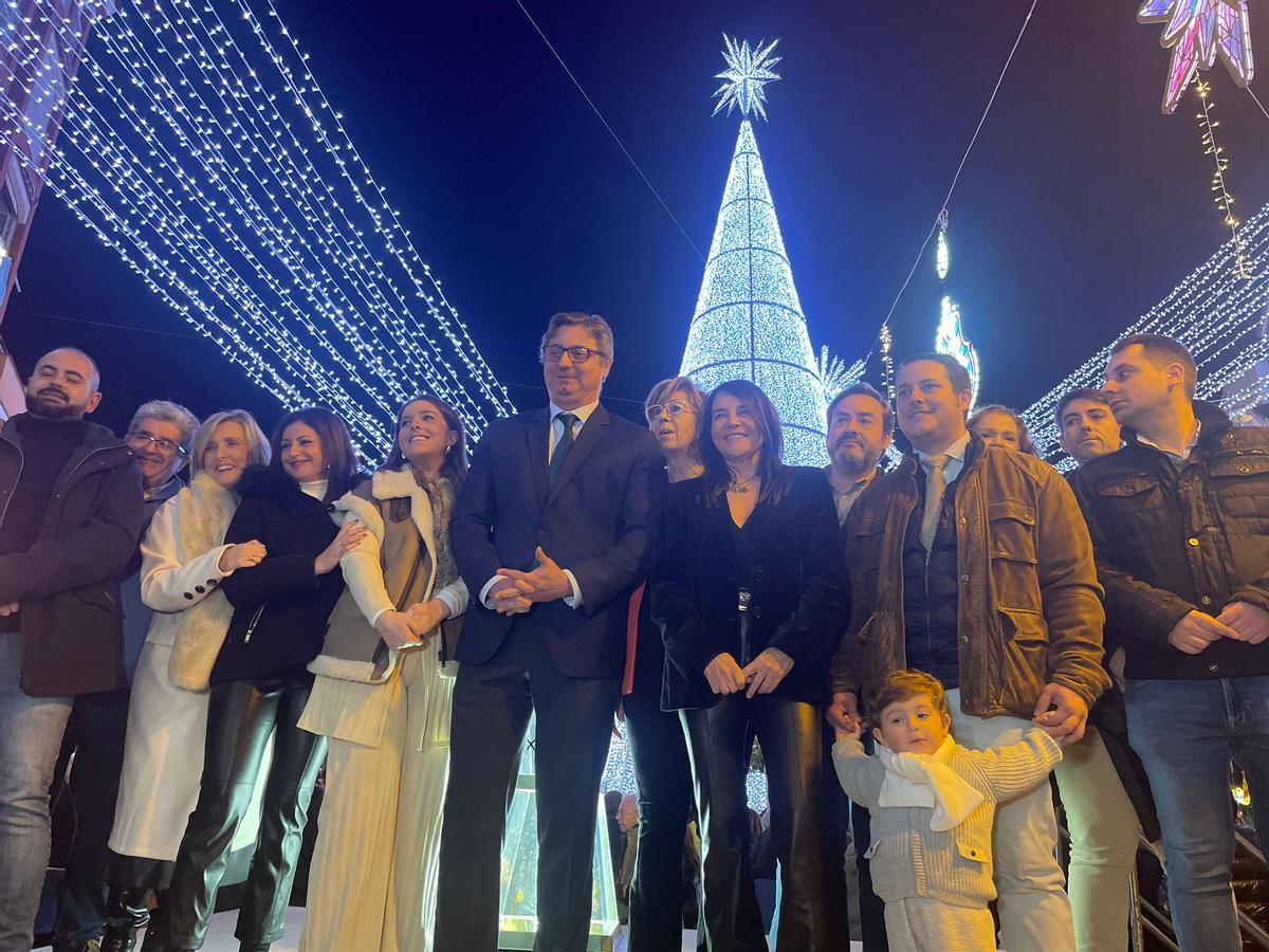 Autoridades, en el momento del encendido del árbol de Navidad en Puente Genil.