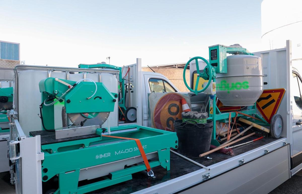 Carga de los vehículos para el mantenimiento de aceras.