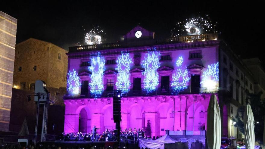 Vídeo | Un piano a ocho metros de altura, fuegos artificiales y la fusión ópera-heavy metal: así fue el espectáculo del centenario del Gran Teatro de Cáceres