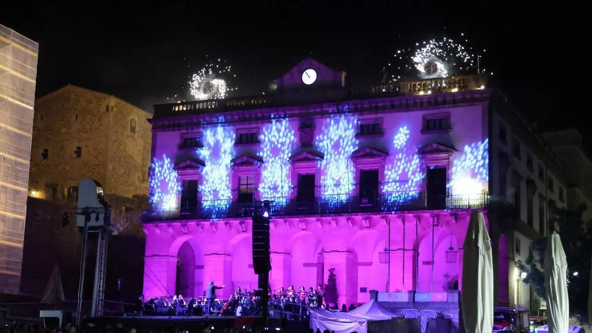 Un piano a ocho metros de altura, fuegos artificiales y la fusión ópera-heavy metal abren el centenario del Gran Teatro de Cáceres con unas 8.000 personas en la plaza Mayor