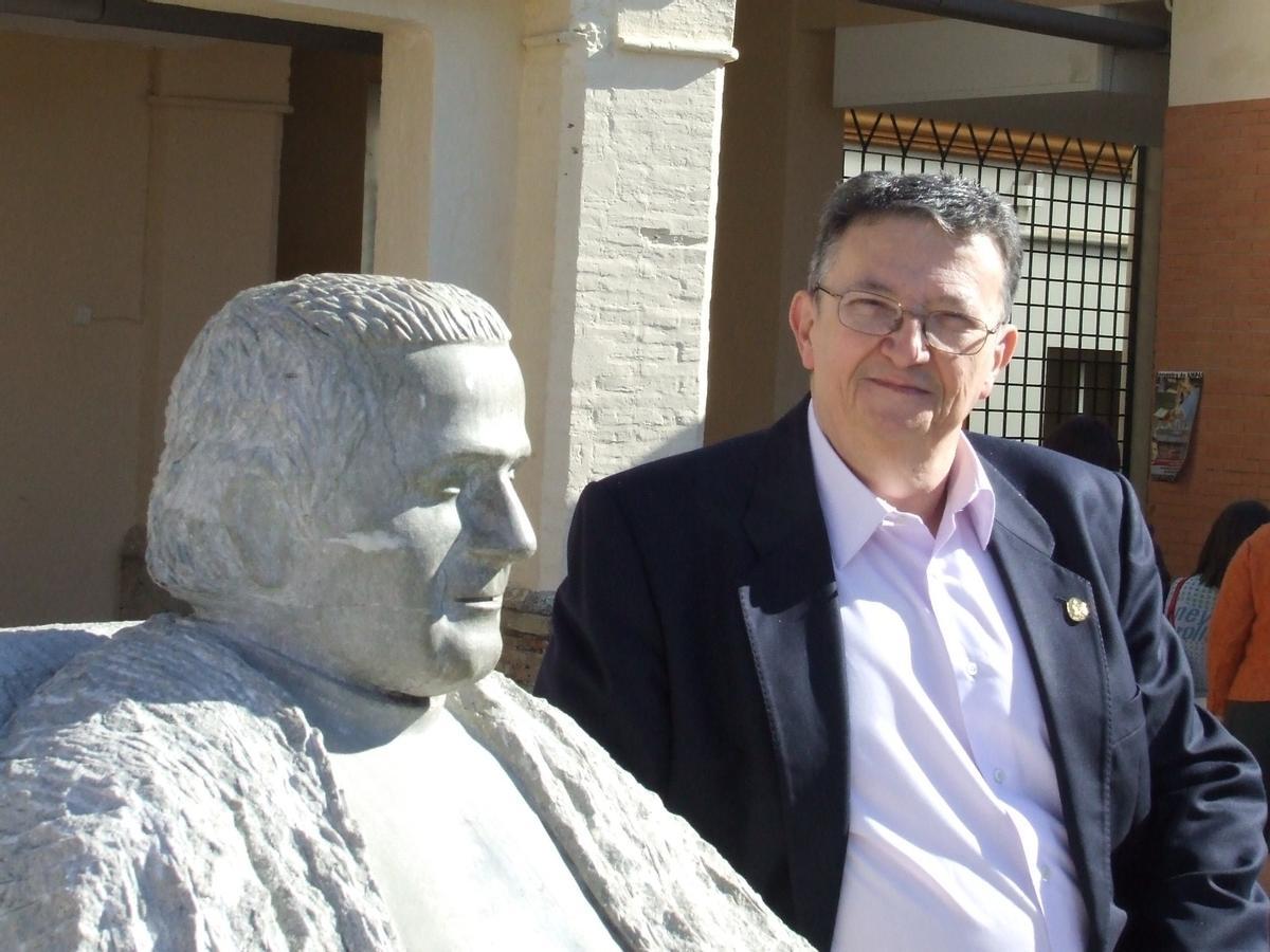 José María Luque, junto a la estatua de Don Bosco, en el Colegio Salesiano de Montilla.