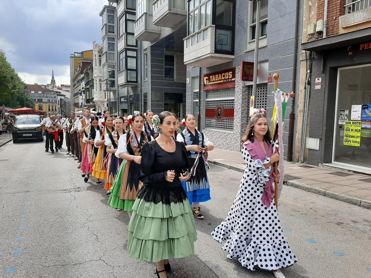 El desfile del Festival Folclórico internacional de Pola de Siero, en imágenes