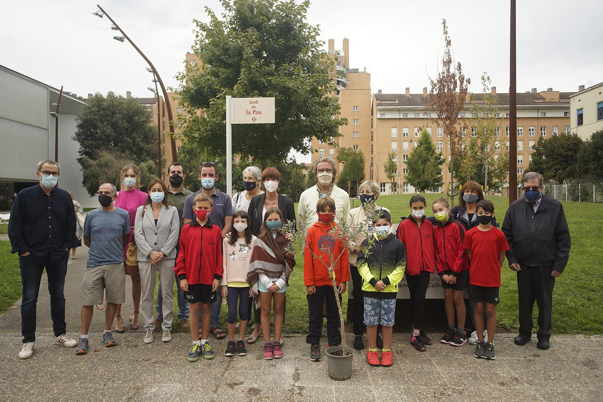 L’espai verd davant la Biblioteca Carles Rahola és batejat com «Jardí de la Pau»