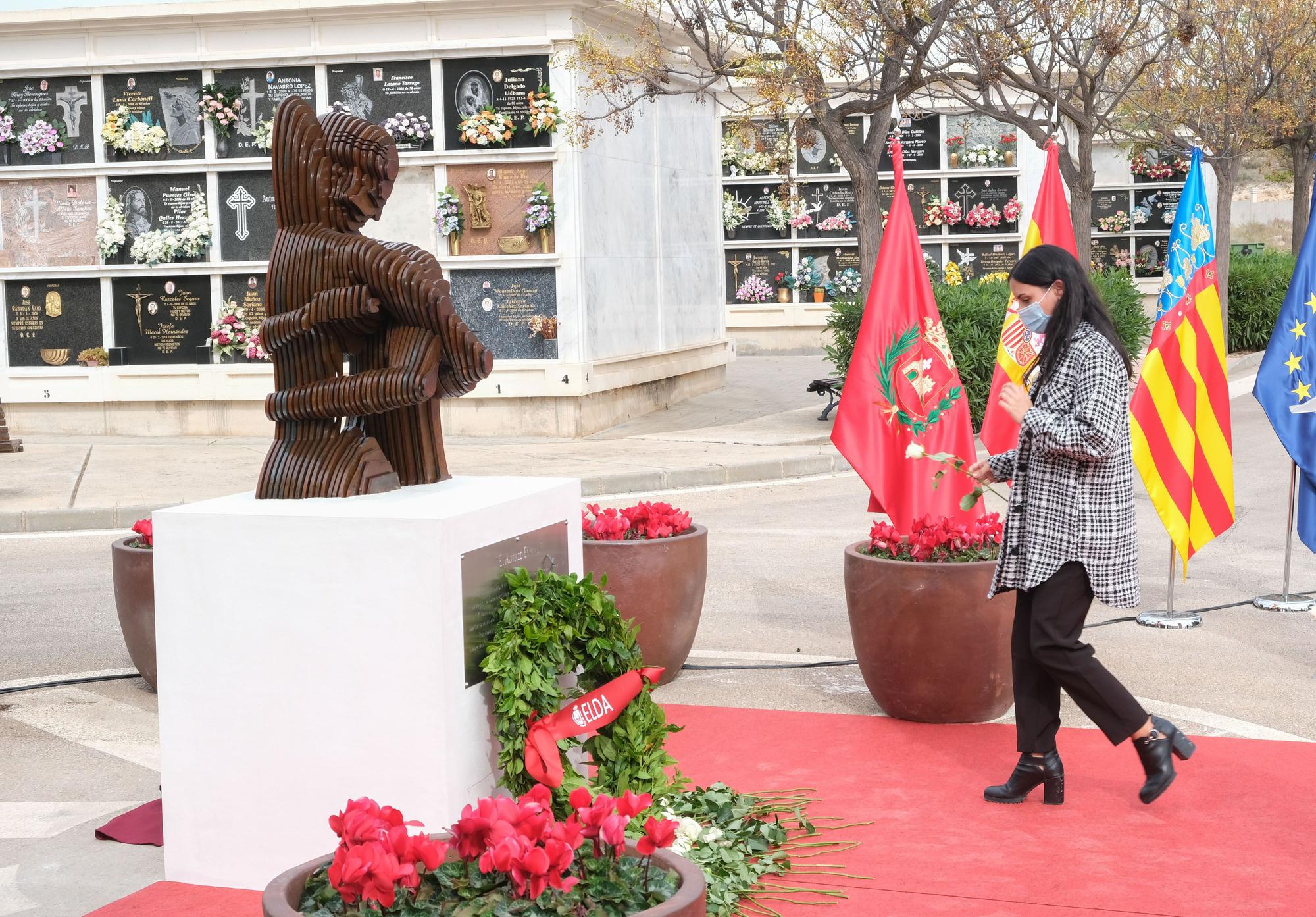 Así ha sido el homenaje a los 111 fallecidos por covid en Elda