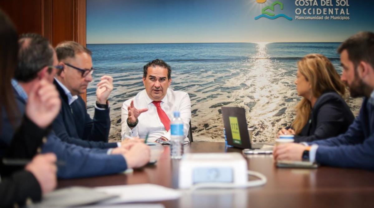 Manuel Cardeña, en la reunión con responsables del 112 Andalucía. | L.O.