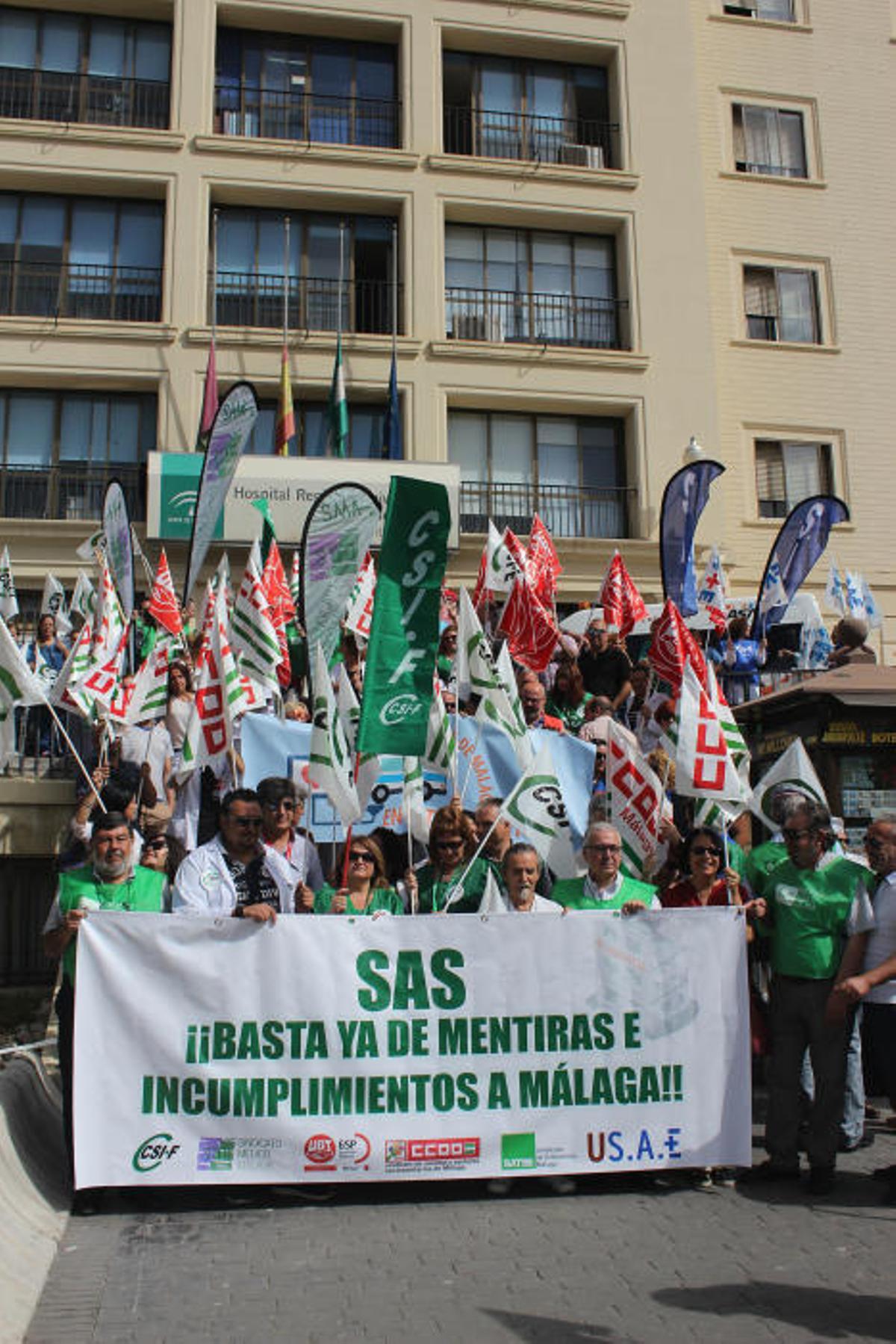 Los sindicatos protestan para pedir más contratos sanitarios para el verano