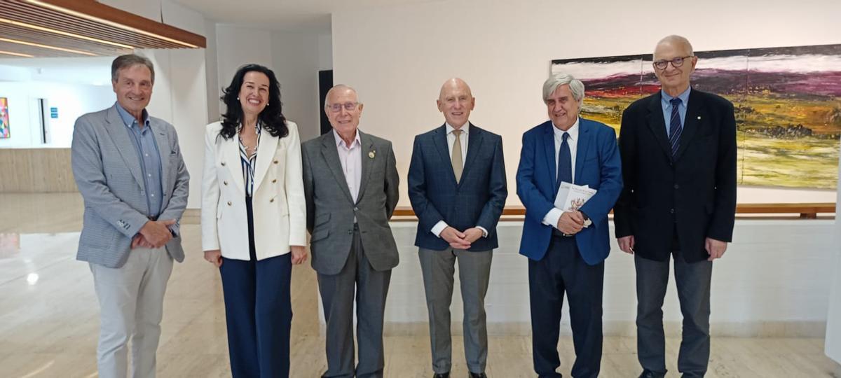 El científico premiado junto a compañeros y miembros del Rotary Club de Alicante