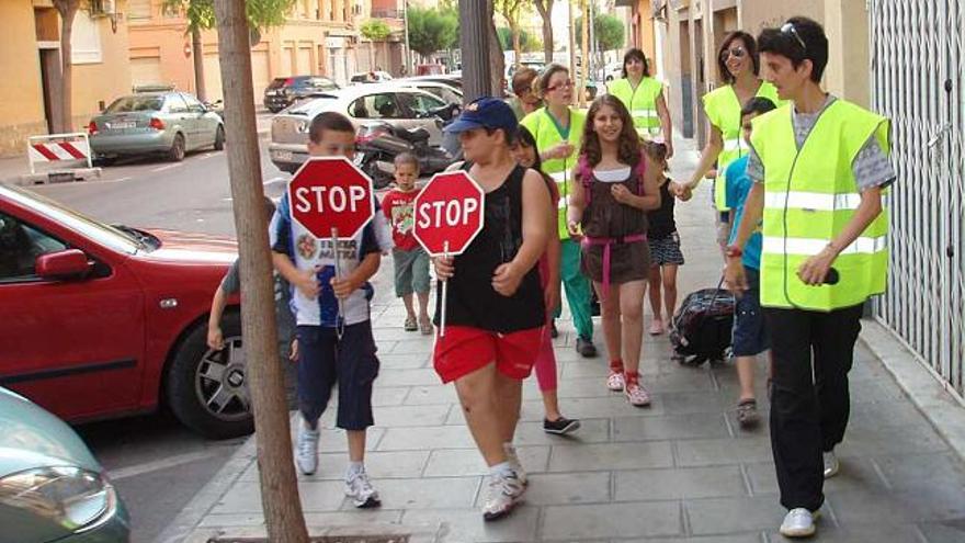 Voluntarios y alumnos, con señales de &quot;Stop&quot;, se dirigen al colegio La Huerta.