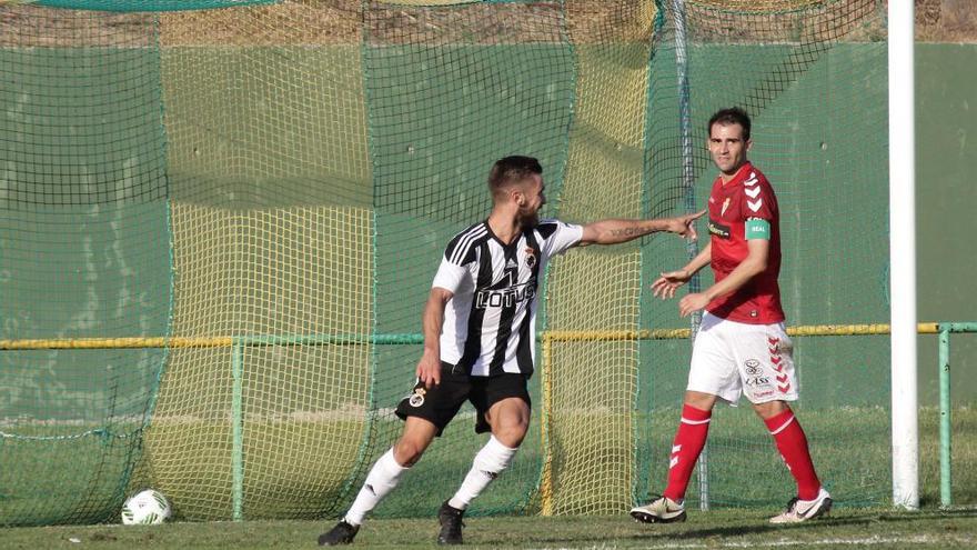 Francis Ferrón celebra el primer gol del Linense ante la mirada incrédula de Jaume.