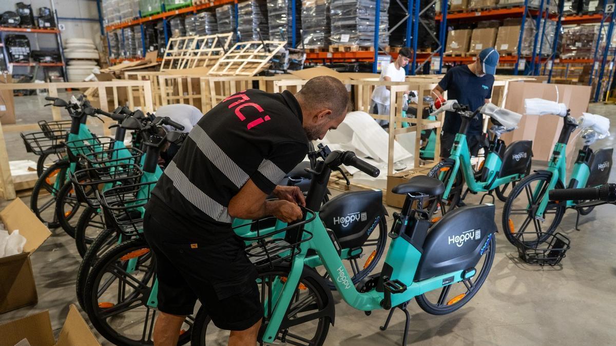 Un técnico revisa las bicicletas eléctricas que se destinarán alo uso público en Cartagena.