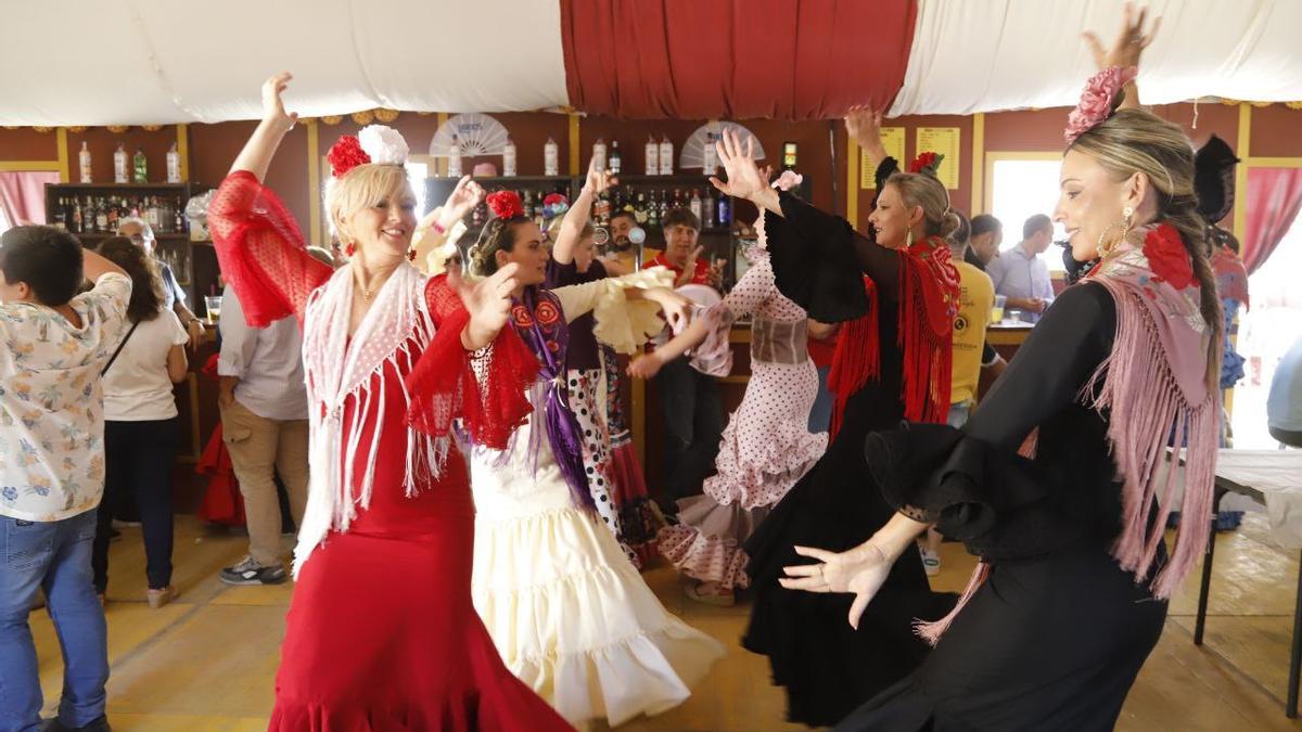 Ambiente en una caseta de la Feria de Córdoba