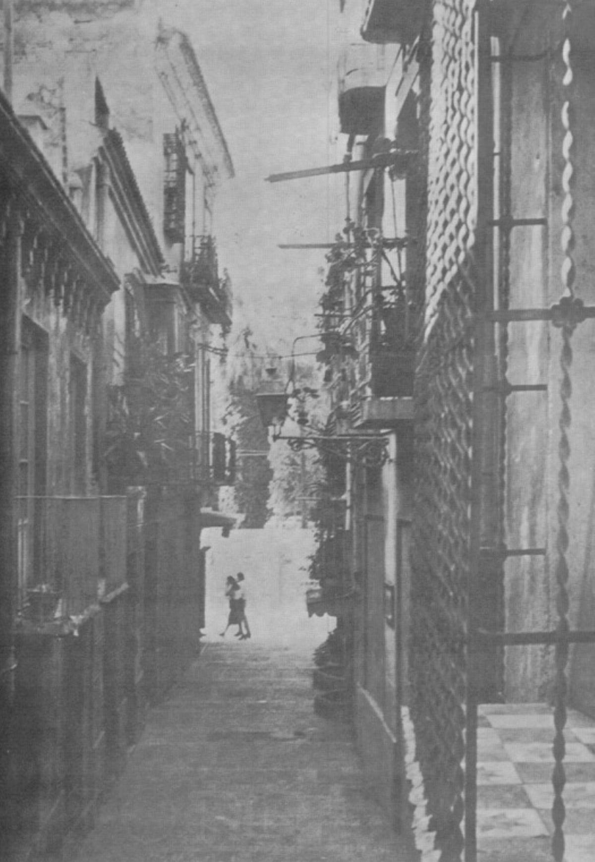 El callejón de Zorrilla, ubicación de la casa natal de Peral, en los años setenta del Siglo XX, al fondo la calle San Francisco.