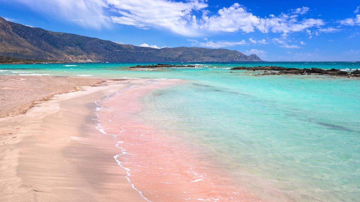 La arena es rosa y está en el Caribe Mediterráneo: la playa más bonita del mundo está a poco más de dos horas de España