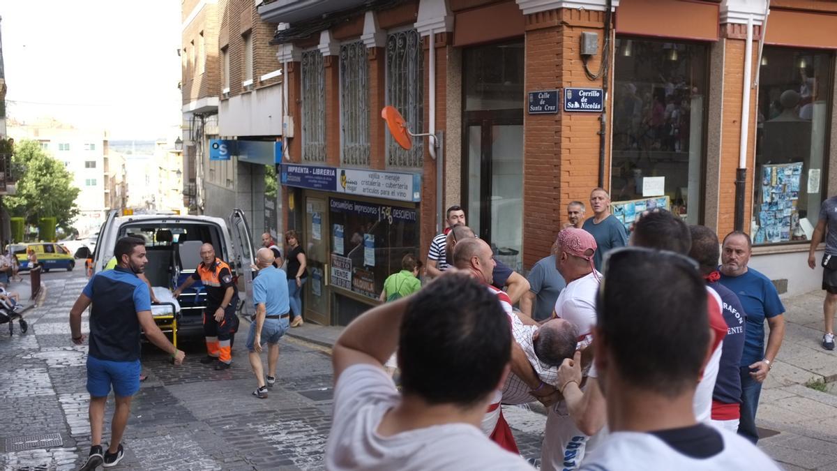 A. G., de 63 años, trasladado a una ambulancia tras ser cogido por Preferido en el Corrillo de San Nicolás.