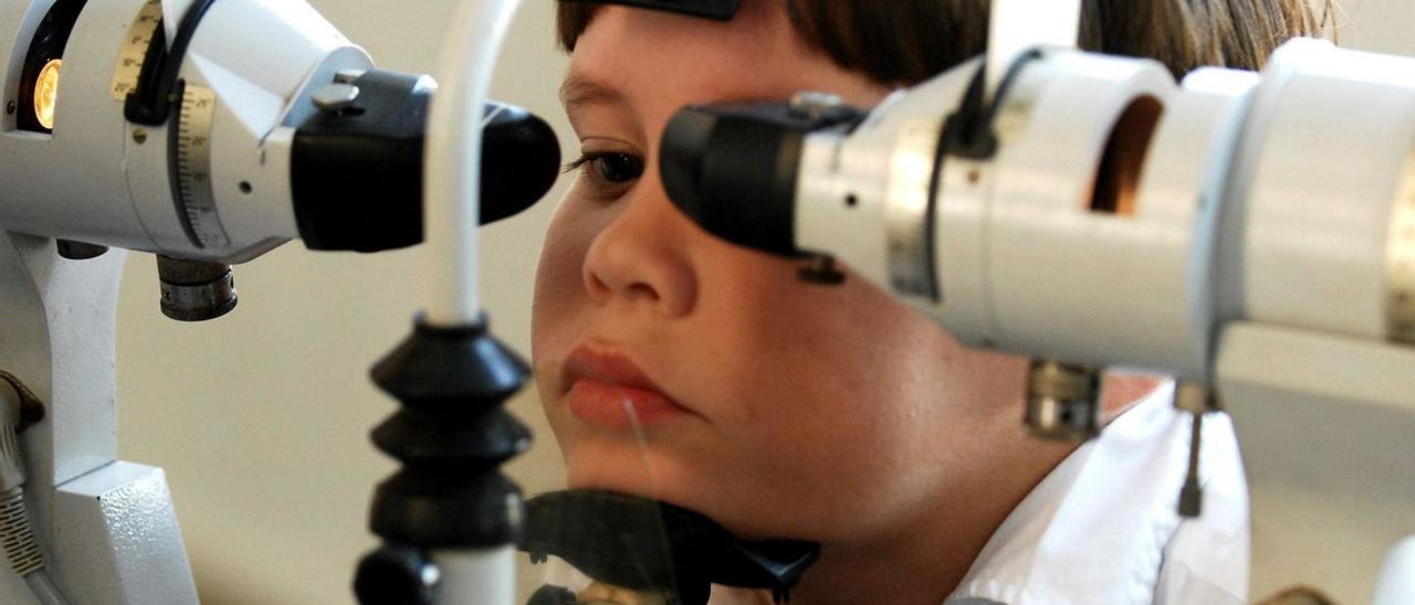 Un niño acude a una revisión con el optometrista.   | //ALEJANDRO ERNESTO