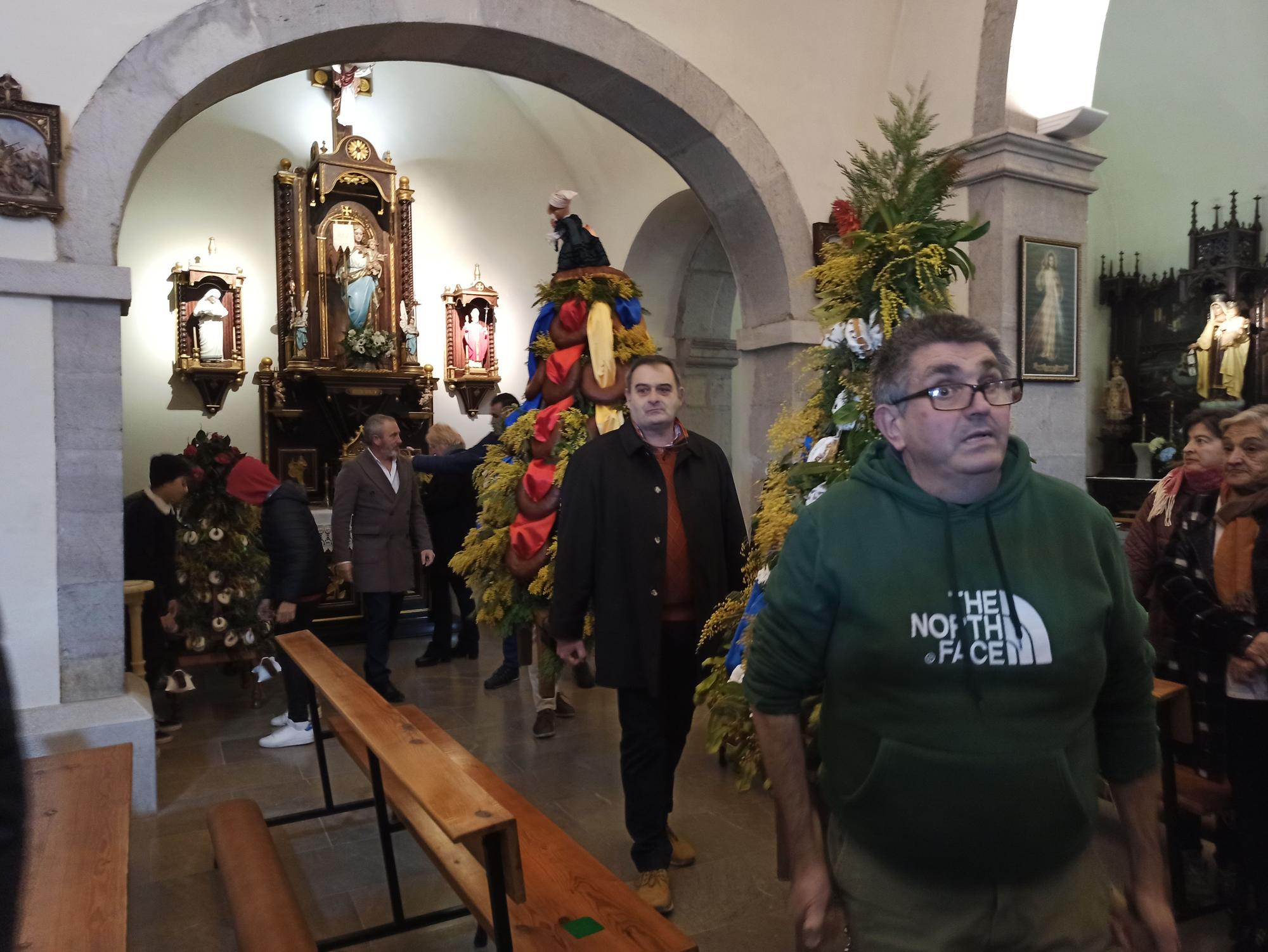 En Posada de Llanes, los panes del ramu vuelan por La Candelaria: "Hay que andar rápido"