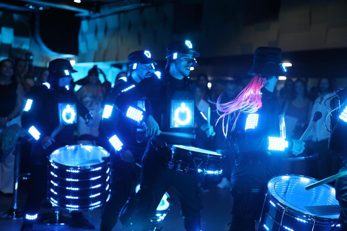 Una batucada led amenizó el evento.