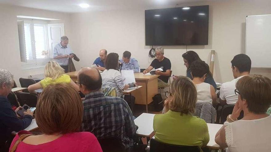 Un momento de la reunión con alcaldes para evaluar la situación de la sanidad en Benavente y comarca.